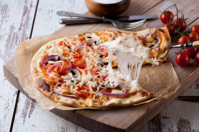 Slik lager du sunnere pizza med søtpotet